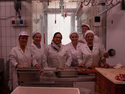 Maneggiano enormi coltelli, indossano grembiuli sporchi di sangue e scuoiano animali morti, ma hanno capelli lunghi, unghie smaltate e una voce melodiosa. Sono le sei donne che lavorano in una macelleria di Triggiano, alle porte di Bari